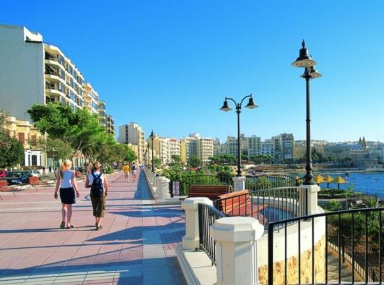 Perfect Location, Modern 2Br Apartment Слима Экстерьер фото